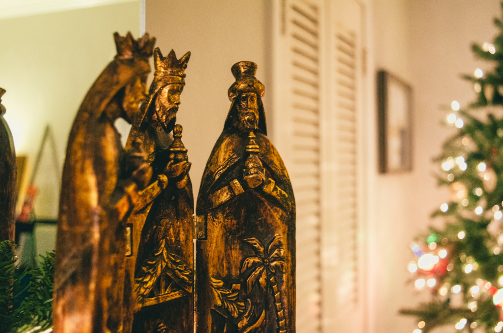 fotografia con messa a fuoco selettiva di statuine religiose