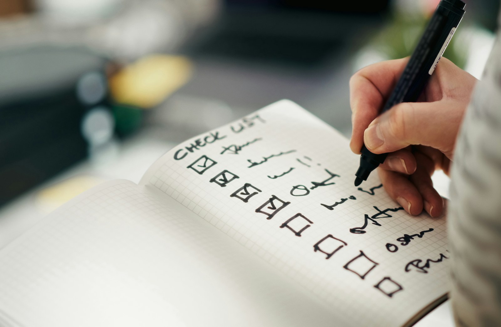 Qualcuno sta spuntando le voci da una lista di controllo.