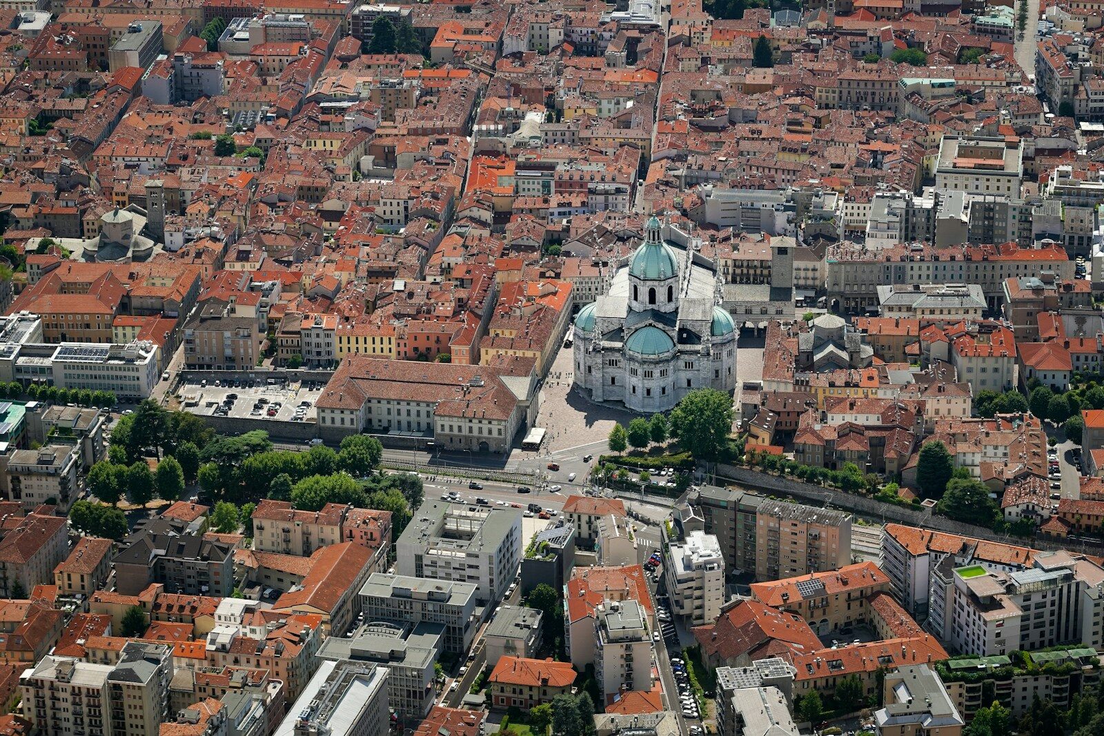 une grande ville avec de nombreux bâtiments