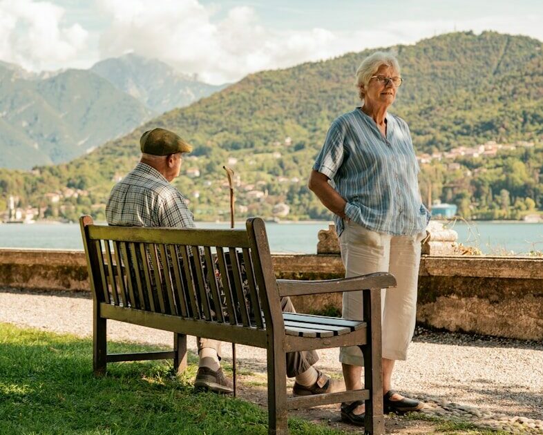 deux hommes assis sur un banc